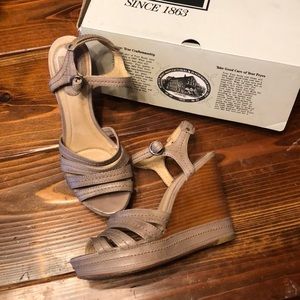 Like new Frye wedge sandal Corinna stitch